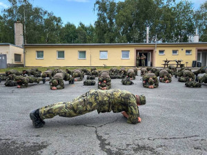 Úspěšná letní brigáda v maskáčích. Dobrovolný armádní výcvik zvládlo na Libavé všech 41 středoškoláků