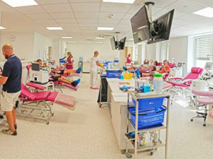 Olomoucká transfuzka po rekonstrukci vítá dárce krve. Opět si pochutnají i na oblíbených párcích