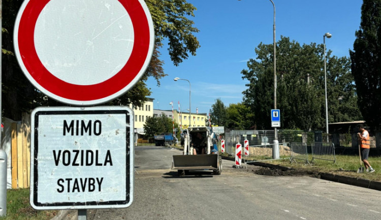 Komplikace u Kauflandu v Olomouci. Příjezdová křižovatka bude dva týdny kvůli opravám zavřená