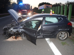 Se třemi promile nezvládl jízdu na dálnici u Litovle. Auto vletělo do svodidel a roztočilo se