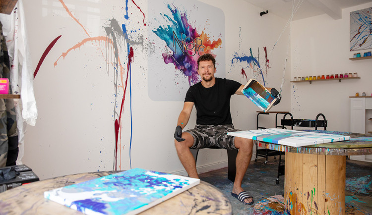 Bývalý hokejista Vilém Burian ve svém ateliéru NOP NOG v Olomouci