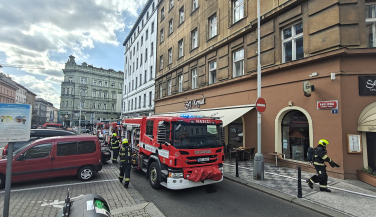 Pražští hasiči zasahovali u požáru restaurace v Anglické ulici