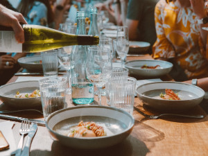 Restaurace zdražují, důvodem jsou drahé náklady, nedostatek personálu i klesající počet hostů