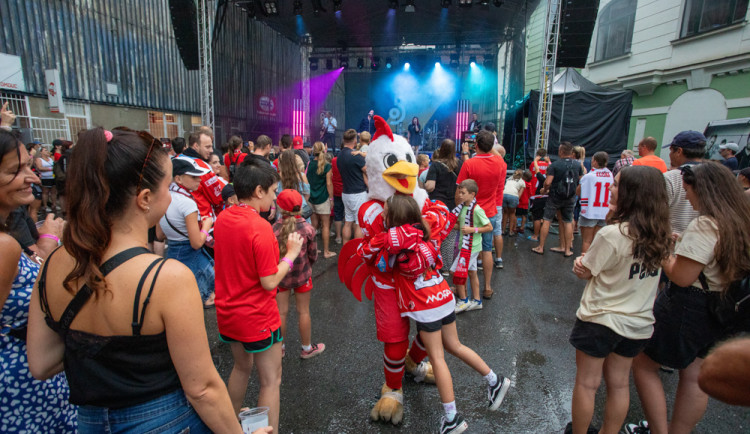 FOTOGALERIE: Hokejové bitvy, koncerty i divadlo. Olomoucký klub uspořádal pro fanoušky jedinečný festival