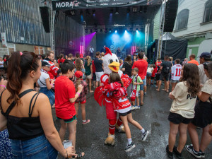 FOTOGALERIE: Hokejové bitvy, koncerty i divadlo. Olomoucký klub uspořádal pro fanoušky jedinečný festival