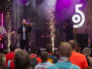 FOTOGALERIE: Hokejové bitvy, koncerty i divadlo. Olomoucký klub uspořádal pro fanoušky jedinečný festival