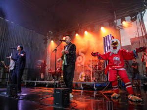 FOTOGALERIE: Hokejové bitvy, koncerty i divadlo. Olomoucký klub uspořádal pro fanoušky jedinečný festival