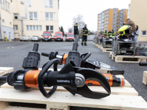 Na Přerovsku v noci havarovalo auto. Zaklíněného řidiče vyprostili hasiči s novou bateriovou technikou