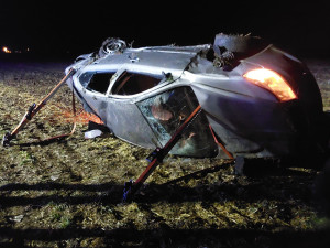 Na Přerovsku v noci havarovalo auto. Zaklíněného řidiče vyprostili hasiči s novou bateriovou technikou