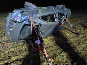 Na Přerovsku v noci havarovalo auto. Zaklíněného řidiče vyprostili hasiči s novou bateriovou technikou