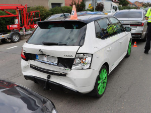 Řidič v Olomouci pozoroval policisty u krajnice a boural. Odhad škody dosahuje 300 tisíc korun