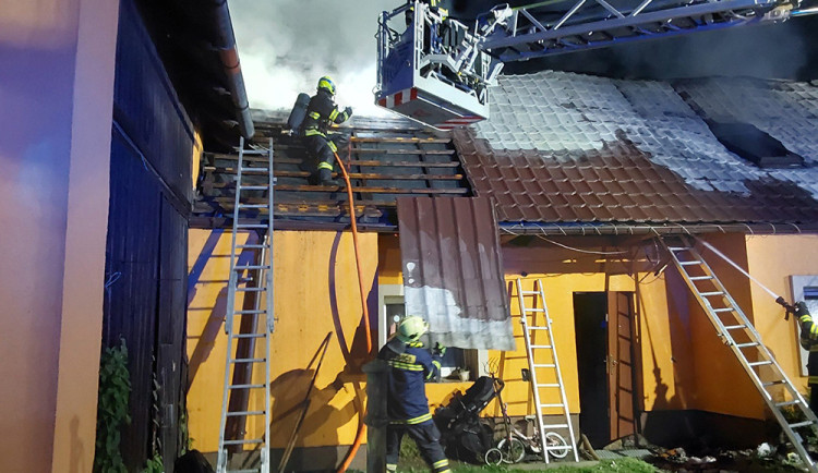 Požár zničil na Šumpersku střechu a podkroví domu, jeden člověk utrpěl zranění