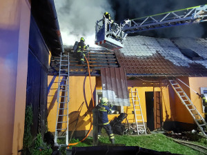 Požár zničil na Šumpersku střechu a podkroví domu, jeden člověk utrpěl zranění