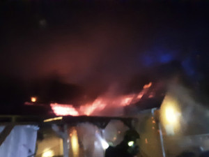 Požár zničil na Šumpersku střechu domu, jeden člověk utrpěl zranění