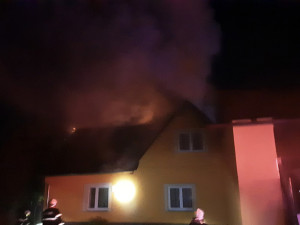 Požár zničil na Šumpersku střechu domu, jeden člověk utrpěl zranění