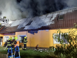 Požár zničil na Šumpersku střechu domu, jeden člověk utrpěl zranění