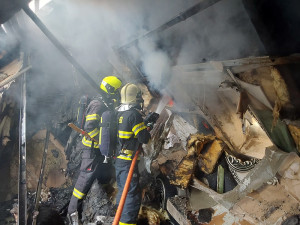 Požár zničil na Šumpersku střechu a podkroví domu, jeden člověk utrpěl zranění