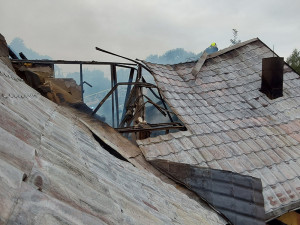 Požár zničil na Šumpersku střechu a podkroví domu, jeden člověk utrpěl zranění
