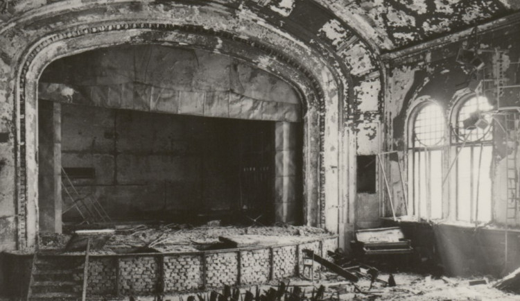 Před třiceti lety zachvátil šumperské divadlo ničivý požár. Událost připomene výstava Jako fénix z popela