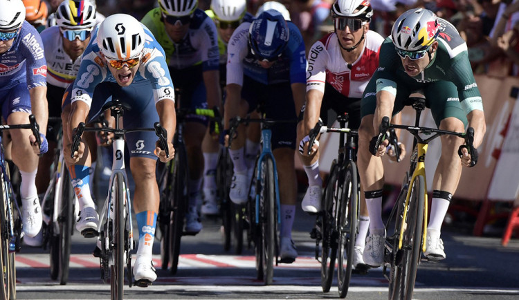 Pavel Bittner (nalevo) poráží ve sprintu na Vueltě Wouta van Aerta