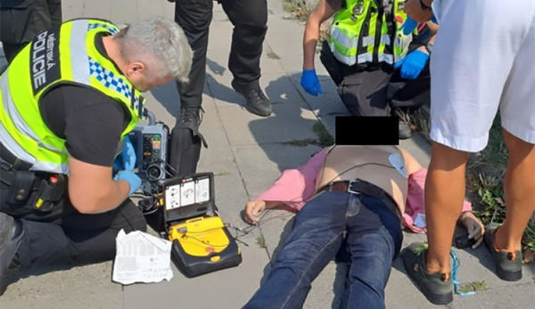 Starší muž se za chůze zhroutil u přerovského nádraží. Strážníci mu zachránili život