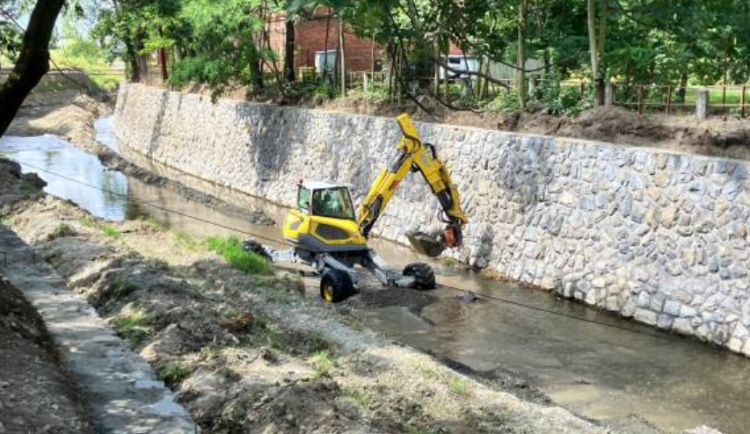 Morava se v Olomouci vrací k normálu. Oprava opěrných zdí řeky Bystřice skončila dřív