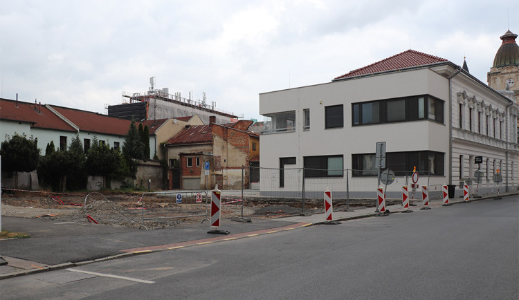 Stavba na parkovišti v Bratrské ulici byla pozastavena, místo prověří archeologové
