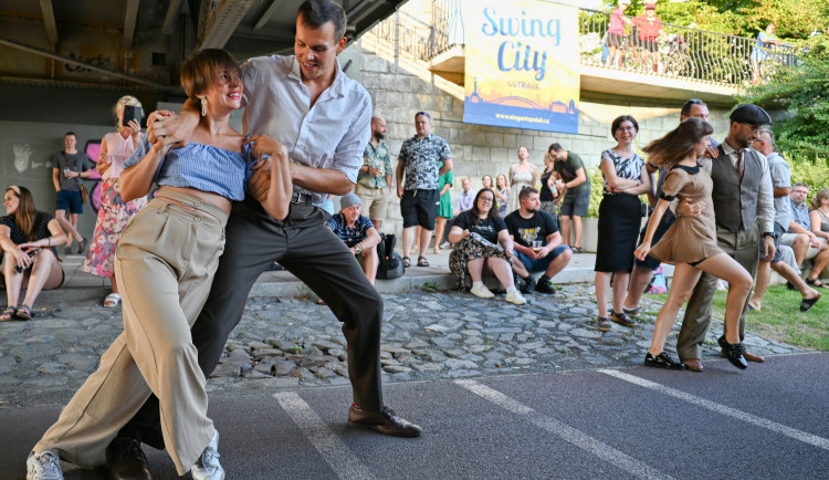 FOTO: Swing a blues pod mostem. To je snaha o Ostravu elegantnější