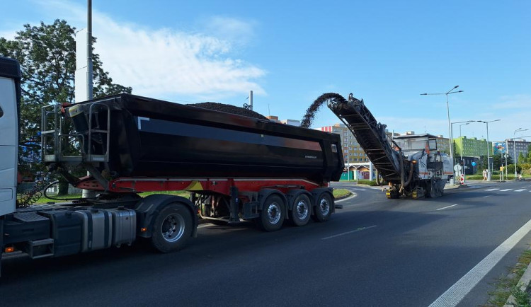 Od zítra už projedete Schweitzerovou ulicí. Práce na Velkomoravské se posouvají dál