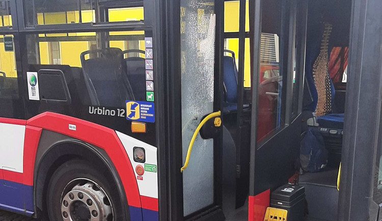 V autobuse odmítal nasadit psovi náhubek, po vyloučení z přepravy prokopl skleněné dveře