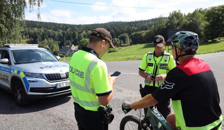 Policisté se zaměřili na cyklisty i to, jak je předjíždí auta. Deset jezdců bylo pod vlivem alkoholu nebo drog