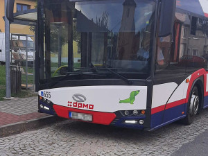 V autobuse odmítal nasadit psovi náhubek, po vyloučení z přepravy prokopl skleněné dveře