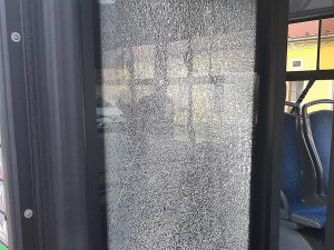 V autobuse odmítal nasadit psovi náhubek, po vyloučení z přepravy prokopl skleněné dveře