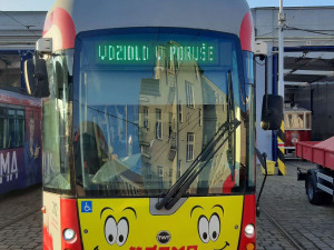 Muž rozbil sklo tramvaje, nestihl na zastávku dorazit včas