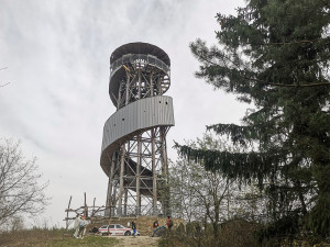 Rozhledna na Velkém Kosíři dál čeká na otevření. Nad termínem radikální opravy visí otazník