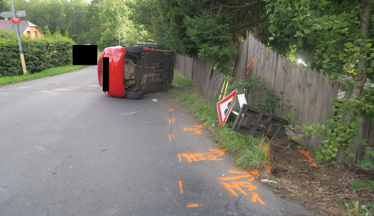 Žák autoškoly nezvládl jízdu a havaroval. Auto otočil na bok