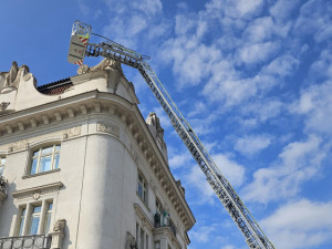 V centru Prostějova spadl z domu kus sochy. Popraskané zdobné prvky nyní jistí ochranná síť