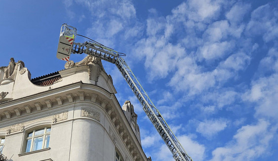 V centru Prostějova spadl z domu kus sochy. Popraskané zdobné prvky nyní jistí ochranná síť