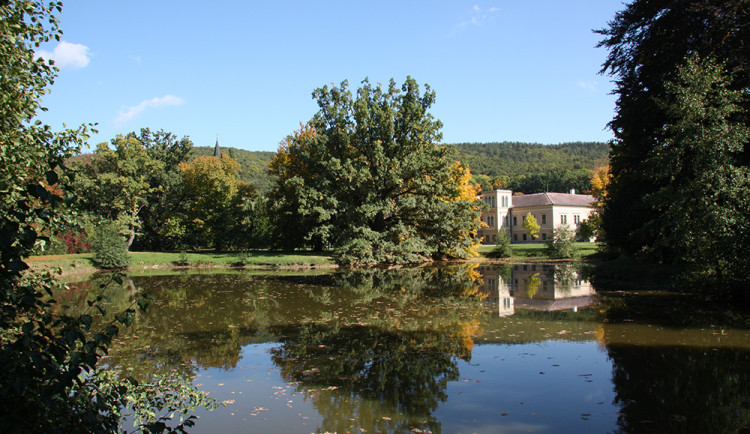 Malý rybník u zámku v Čechách pod Kosířem - ilustrační foto