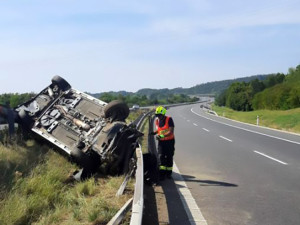 Provoz na D35 na Přerovsku zastavila ve směru na Olomouc nehoda. Auto se převrátilo na střechu