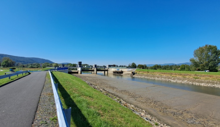 Vypuštěná jezová zdrž v Hranicích - ilustrační foto