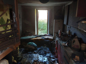 Na Uničovsku plameny pohltily přízemí domu. Pro popáleného muže letěl vrtulník