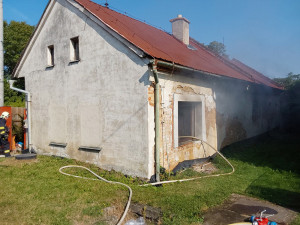 Na Uničovsku plameny pohltily přízemí domu. Pro popáleného muže letěl vrtulník