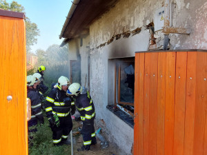 Na Uničovsku plameny pohltily přízemí domu. Pro popáleného muže letěl vrtulník