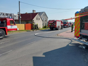 Na Uničovsku plameny pohltily přízemí domu a popálily muže. Policie pracuje i s verzí úmyslného činu