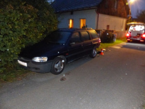 Řidič se třemi promile a pervitinem ve Zlatých Horách naboural zaparkované auto. Od nehody se snažil ujet