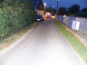 Řidič se třemi promile a pervitinem ve Zlatých Horách naboural zaparkované auto. Od nehody se snažil ujet