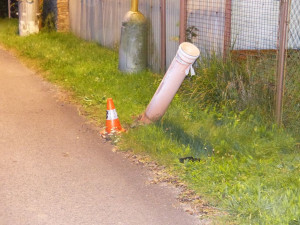 Řidič se třemi promile a pervitinem ve Zlatých Horách naboural zaparkované auto. Od nehody se snažil ujet