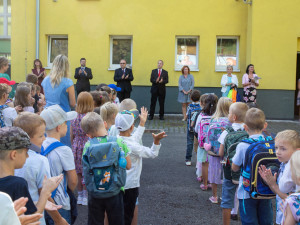 FOTOGALERIE: Škola v Hlubočkách přivítala čtyři desítky prvňáčků. I s kreativními dárky od Honeywellu