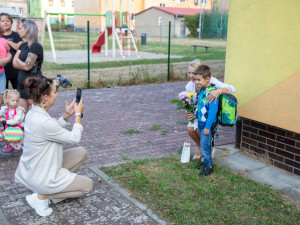 FOTOGALERIE: Škola v Hlubočkách přivítala čtyři desítky prvňáčků. I s kreativními dárky od Honeywellu